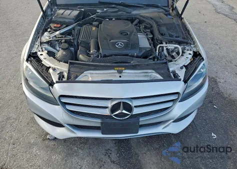 2017 Mercedes-Benz C 300 z USA, uszkodzony, nr VIN 55SWF4JB7HU191055